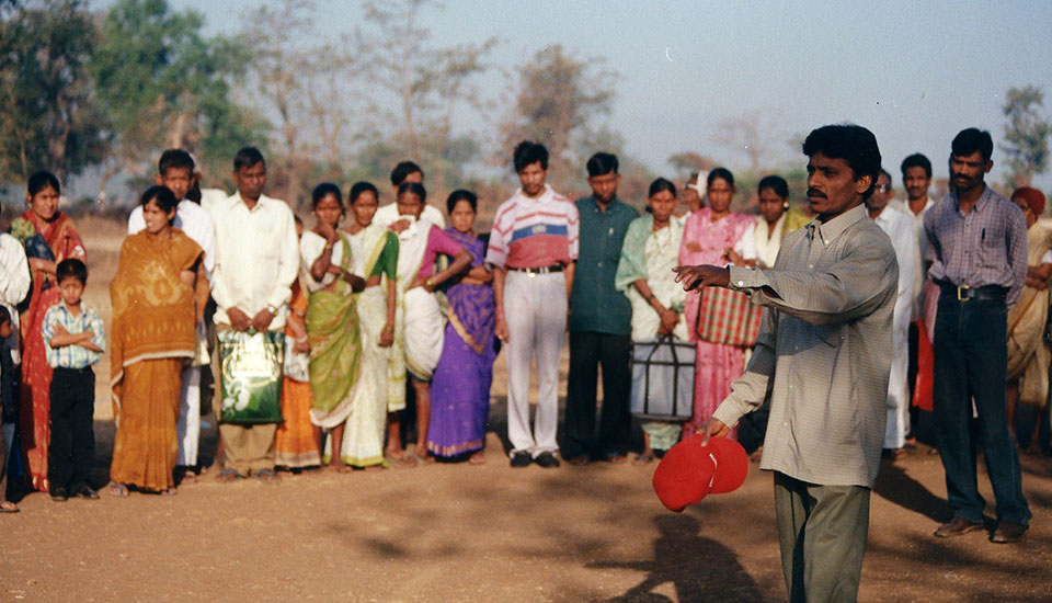 1980 Comienza el trabajo de desarrollo comunitario en Usgaon - India