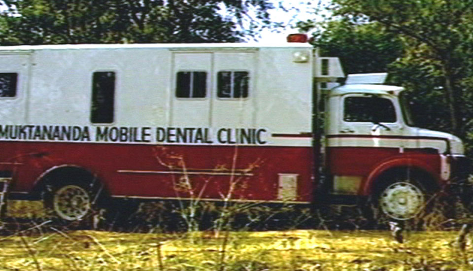 1991: se establece una clínica dental móvil en la India, el MUKTANANDA MOBILE CLINIC