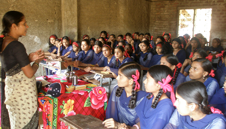 1999: Se construyen en Vajeshwari aulas para niñas
