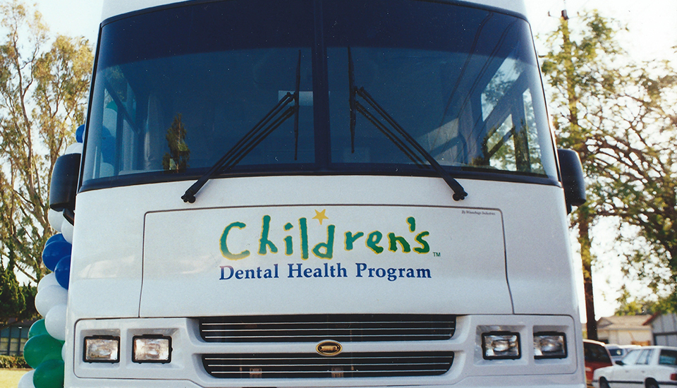 2000: lanzamiento del programa de salud dental para niños de California