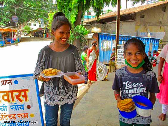 Servicio de comidas de PRASAD Chikitsa en el Valle de Tansa - India Covid-19