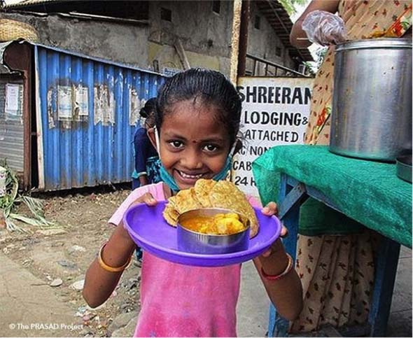 Prasad Chikitsa - Sirviendo comidas en India