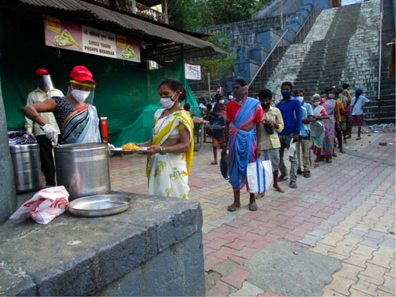 Prasad Chikitsa - Sirviendo comidas junto a la asociacion local Anandi en India