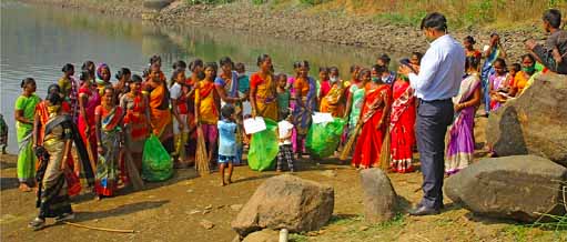 Prasad Chikitsa entranando a Grupos de Apoyo a las mujeres en India