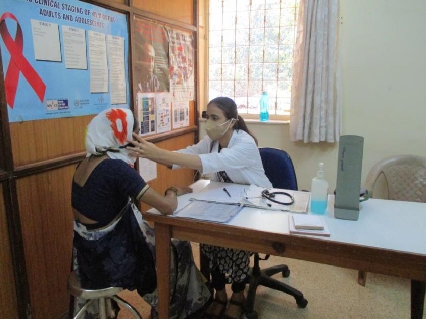 9_personal sanitario de PRASAD, Manisha, ayuda a los pacientes mientras se someten a la prueba del VIH